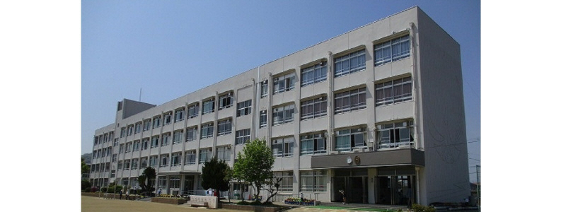 小学校　余部小学校（小学校）まで888m