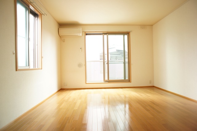居室・リビング　２階、角部屋、きれいなお部屋です