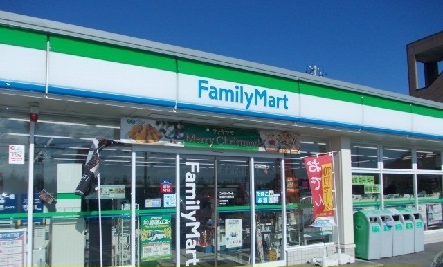 コンビニ　ファミリーマート（コンビニ）まで800m