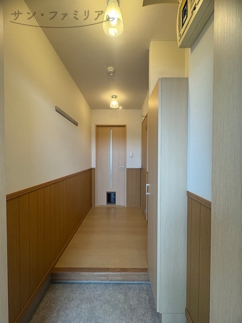 玄関　同一物件別部屋写真