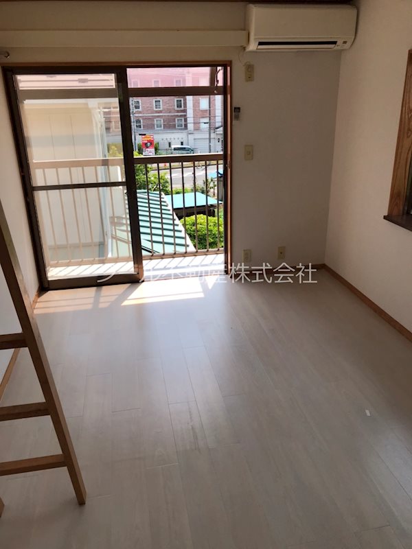 居室・リビング　エアコン１台つき。明るいお部屋です。