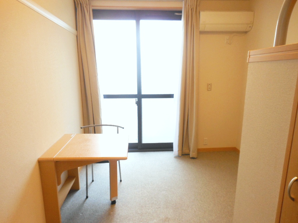 レオパレス阪急塚口の居間写真