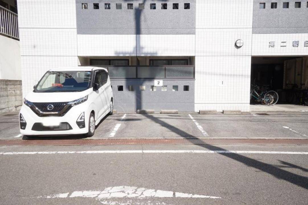 【松山市松前町のマンションの駐車場】