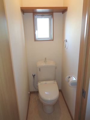 トイレ　小窓付きトイレで換気もできます。