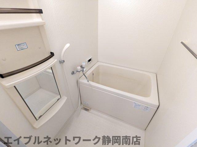 バス・シャワールーム　コンパクトで使いやすいお風呂です