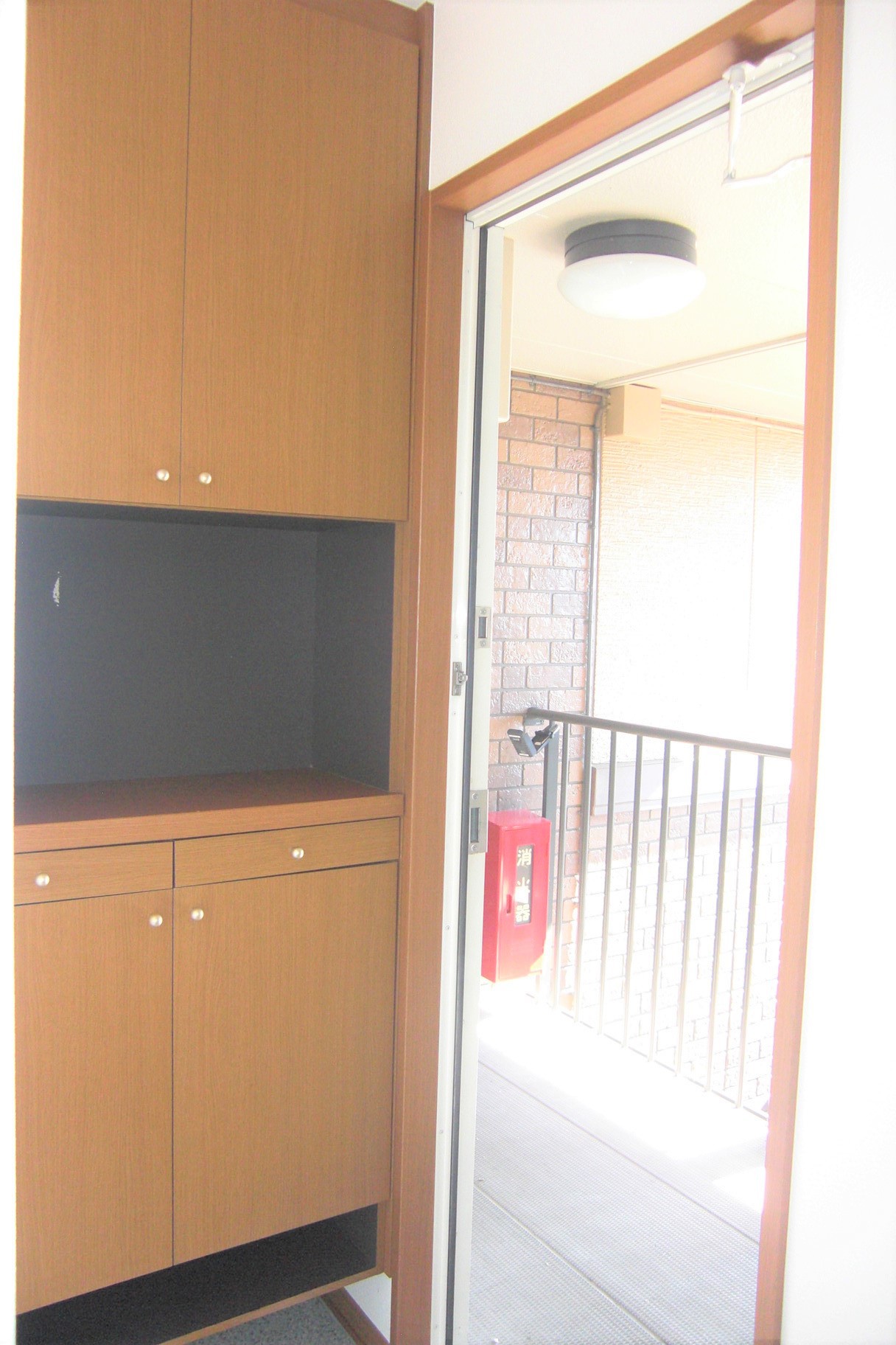 玄関　シューズボックスがあり、玄関をスッキリ保てますね。