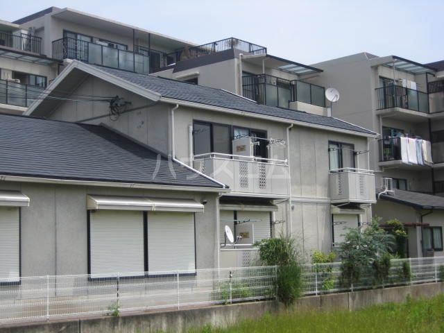 京都市西京区下津林水掛町のアパートの建物外観