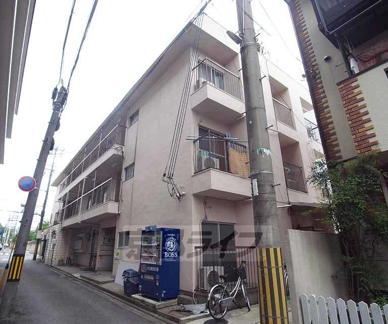 【京都市右京区山ノ内大町のマンションのエントランス】