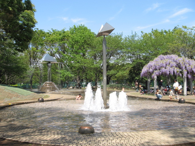 【朝霞市膝折町のマンションの公園】