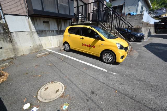 【広島市西区山手町のアパートの駐車場】