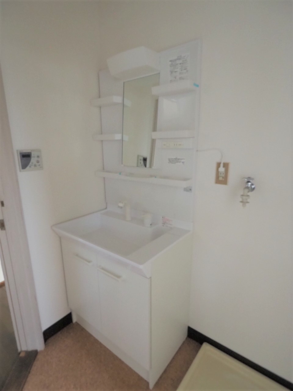 洗面設備　うがい手洗いがしっかりできる洗面台　洗濯機も隣に置けて便利