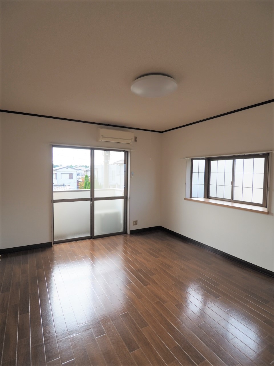 居室・リビング　リビング10帖　２面採光　通風良好！角部屋です。