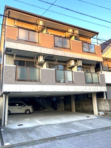 高知市高須のマンションの建物外観