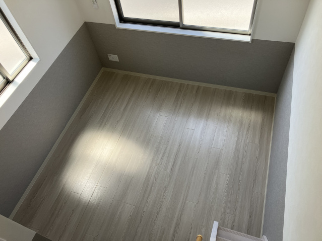 居室・リビング　２面採光で明るいダイニングキッチン☆