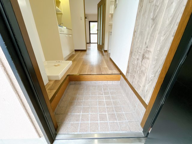 玄関　別部屋同一間取りのお写真となります。