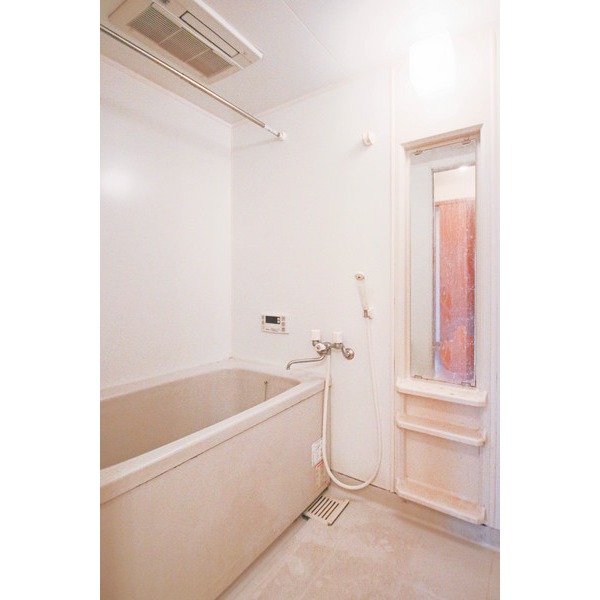 バス・シャワールーム　同じ建物の別の部屋