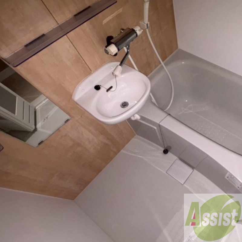 洗面設備　ユニットバス内の洗面台です。朝の身支度もスムーズです。