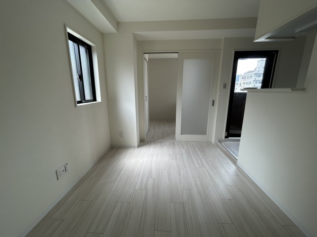 居室・リビング　同物件別号室のものです。