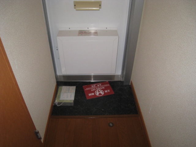 玄関　同物件、別号室のものです。