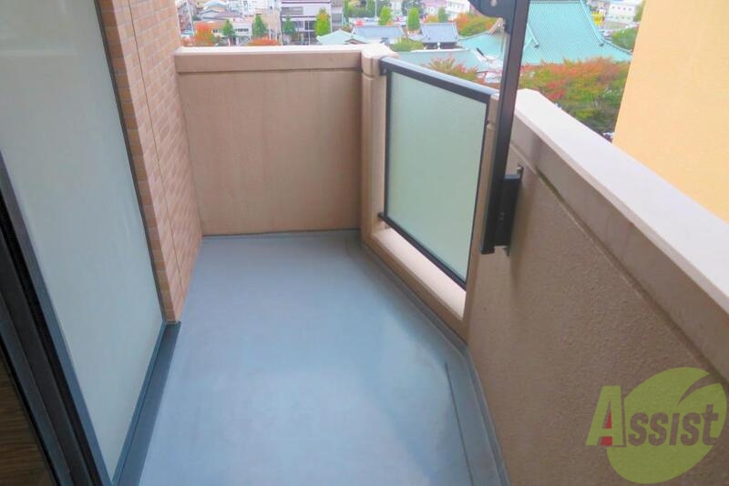 バルコニー　重厚な造りのベランダは広々しております。