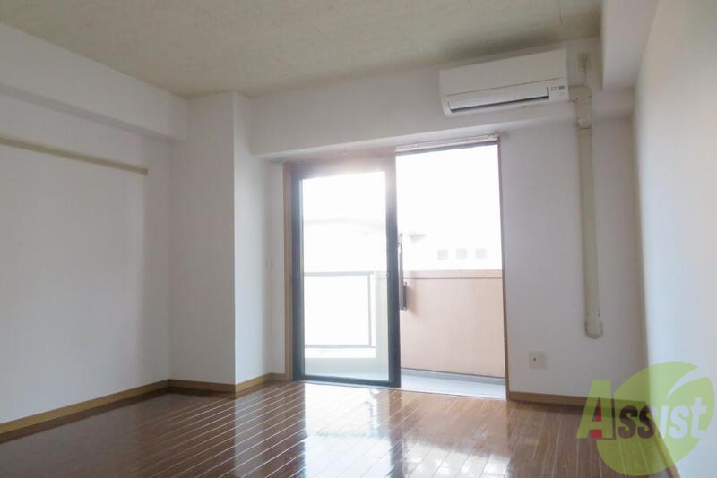 居室・リビング　広い広い、そんな洋室です。築年数を感じさせません。