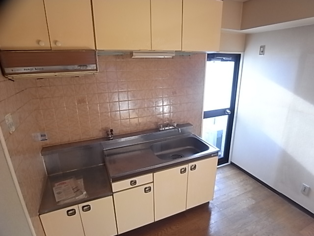 キッチン　システムキッチンに変更済