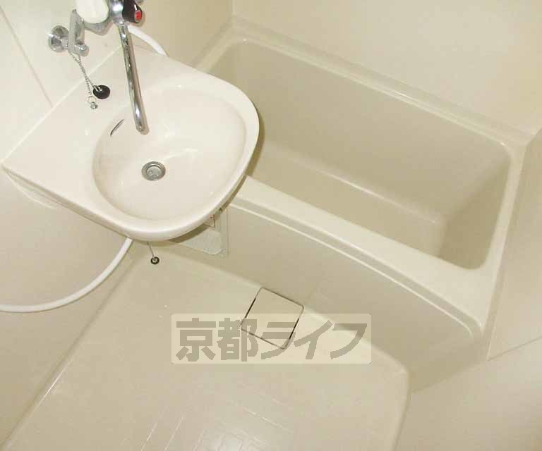 バス・シャワールーム　洗面台が一緒になったバスルームです！