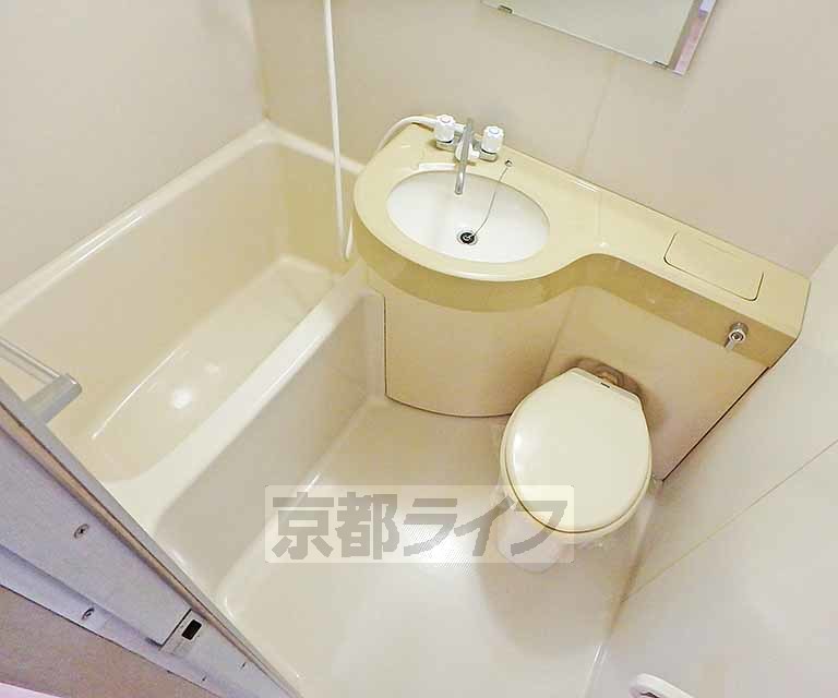 バス・シャワールーム　ユニットタイプのバスルームです。