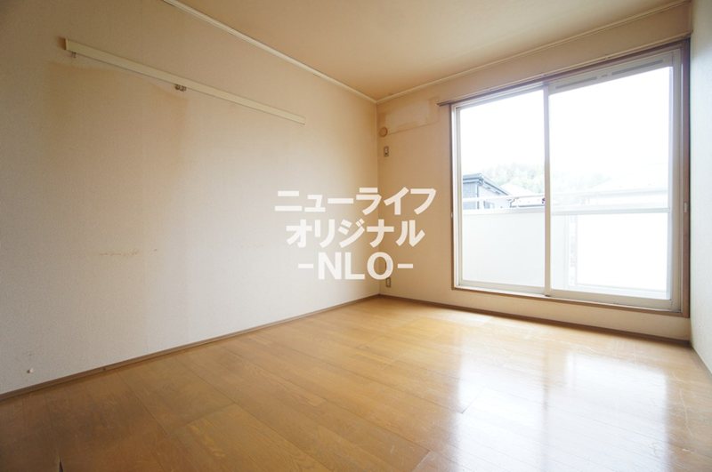 居室・リビング　明るい光が差し込むリビング6帖。