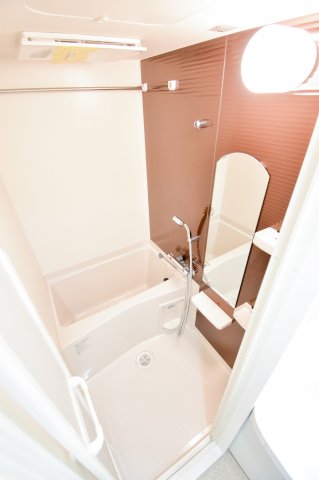 バス・シャワールーム　ちょうどいいサイズのお風呂です。お掃除も楽にできますよ。