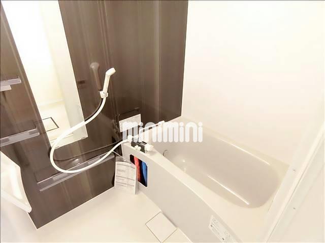 バス・シャワールーム　追い焚き、浴室乾燥機付きのお風呂です。