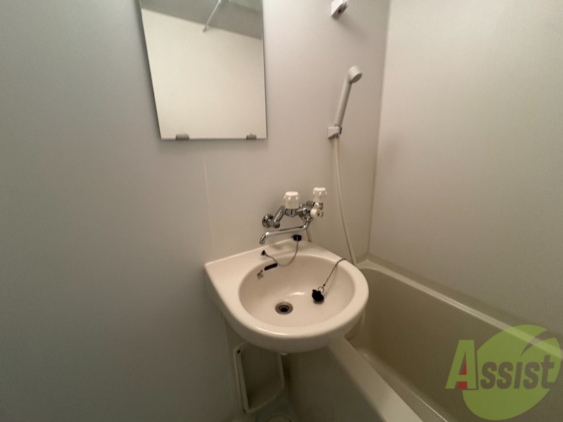 洗面設備　ユニットバス内の洗面台です。朝の身支度もスムーズです。