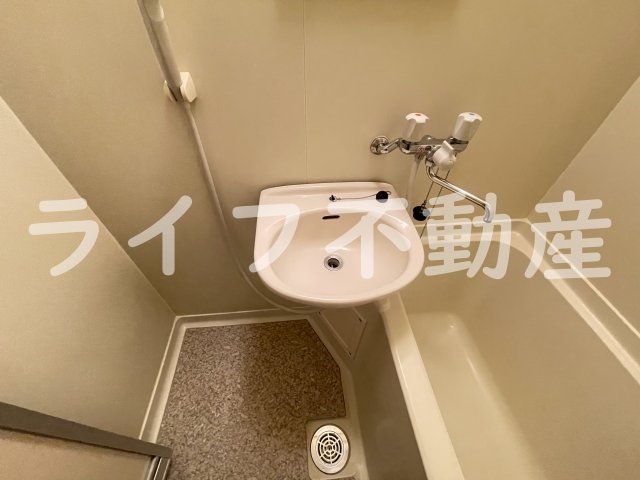 洗面設備　独立洗面台、小物を置くことができて便利です