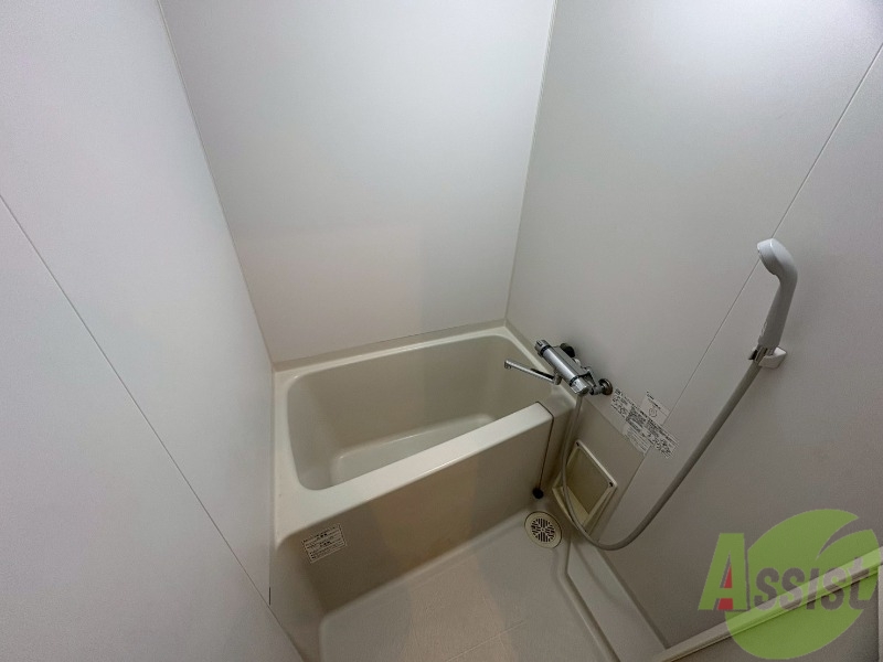 バス・シャワールーム　浴槽は肩まで浸かれるくらいの広さでした。