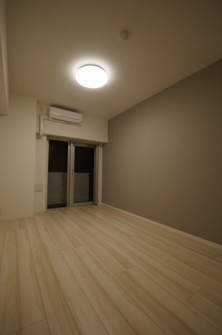 居室・リビング　約8.1帖の広々とした洋室です