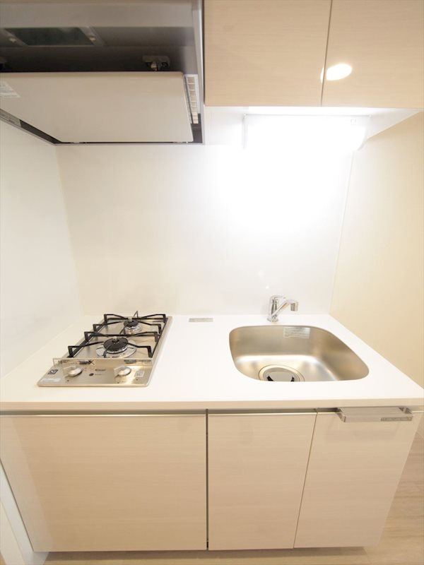 キッチン　※同タイプ、別部屋です。建具・壁紙等の色は現地確認願います。