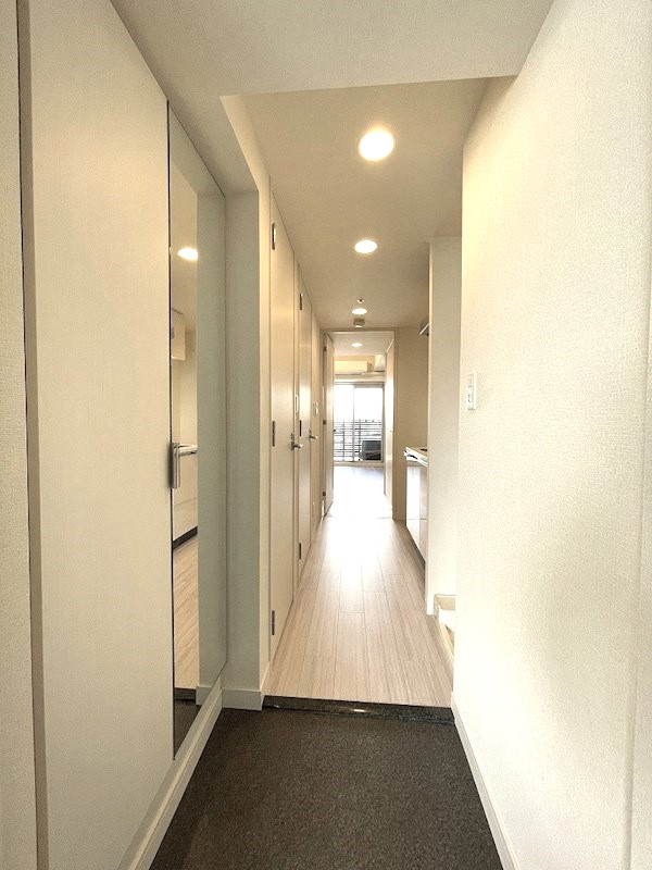 玄関　※同タイプ、別部屋です。建具・壁紙等の色は現地確認願います。