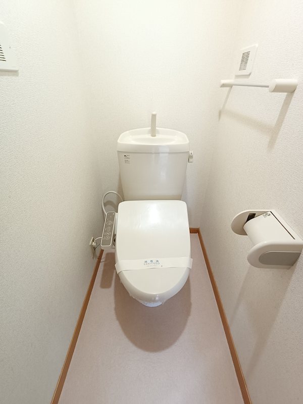 トイレ　※間取りが反転タイプのお部屋のお写真です。