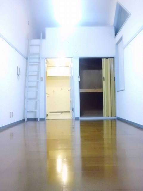 居室・リビング　天井高く開放的