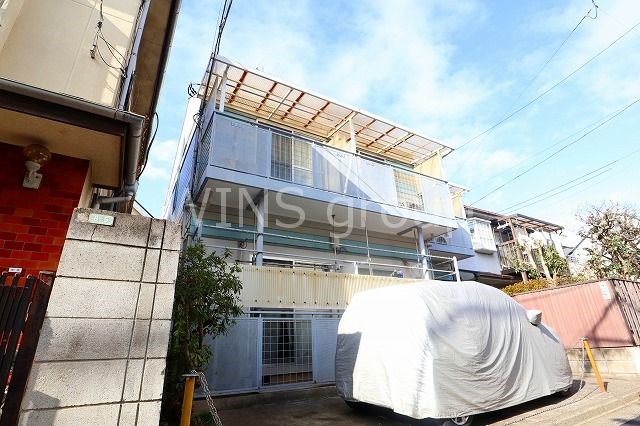 建物外観　駅から明るい道を通って帰れます