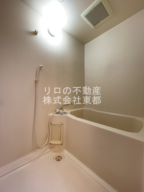 バス・シャワールーム　清潔感のある浴室で、１日の疲れを癒しリラックスできます。