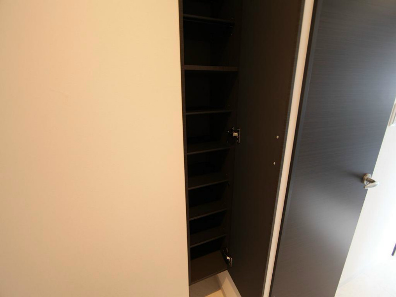 玄関　玄関　シューズボックス付（収納充実してます）