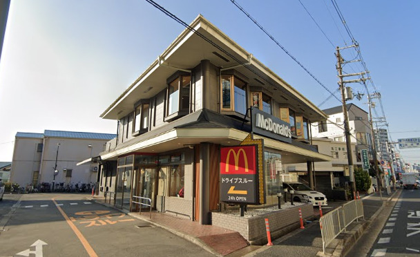 飲食店　マクドナルド 摂津富田店（飲食店）まで906m