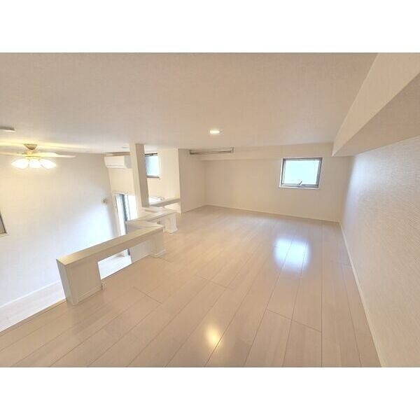 バルコニー　洋室6帖　ロフト5帖（収納にも使えます）　同仕様写真