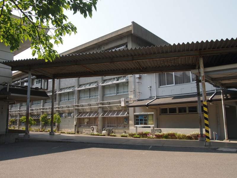 中学校　若草中学校（中学校）まで2000m