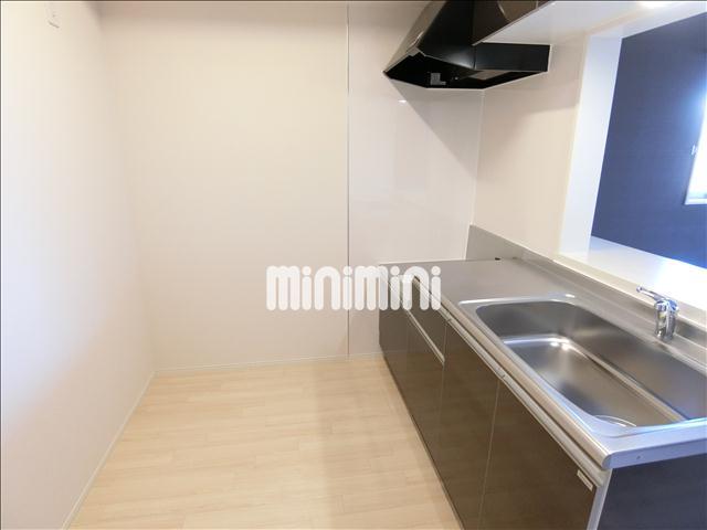 キッチン　シンクの後ろには冷蔵庫や食器棚が置けます。