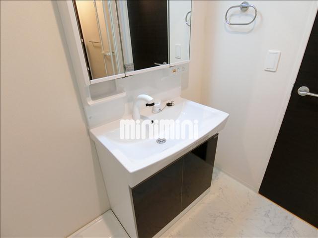 洗面設備　朝の支度もスムーズな独立洗面台。