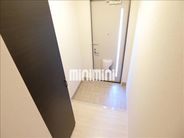 玄関　背の高い下駄箱で靴もたっぷり収納できます。