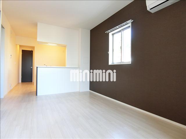 居室・リビング　２階角部屋です。ＬＤＫには２面に窓があります。