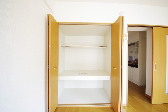 収納　クローゼット（類似室内）